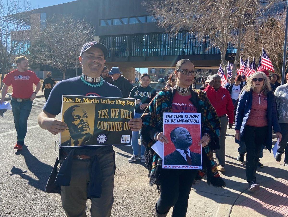 Foto por Danielle Whitaker. CSU Pueblo y miembros de la comunidad empiezan a marchar en honor a MLK Jr, desde la Biblioteca Rawlings hasta el museo El Pueblo History Museum.