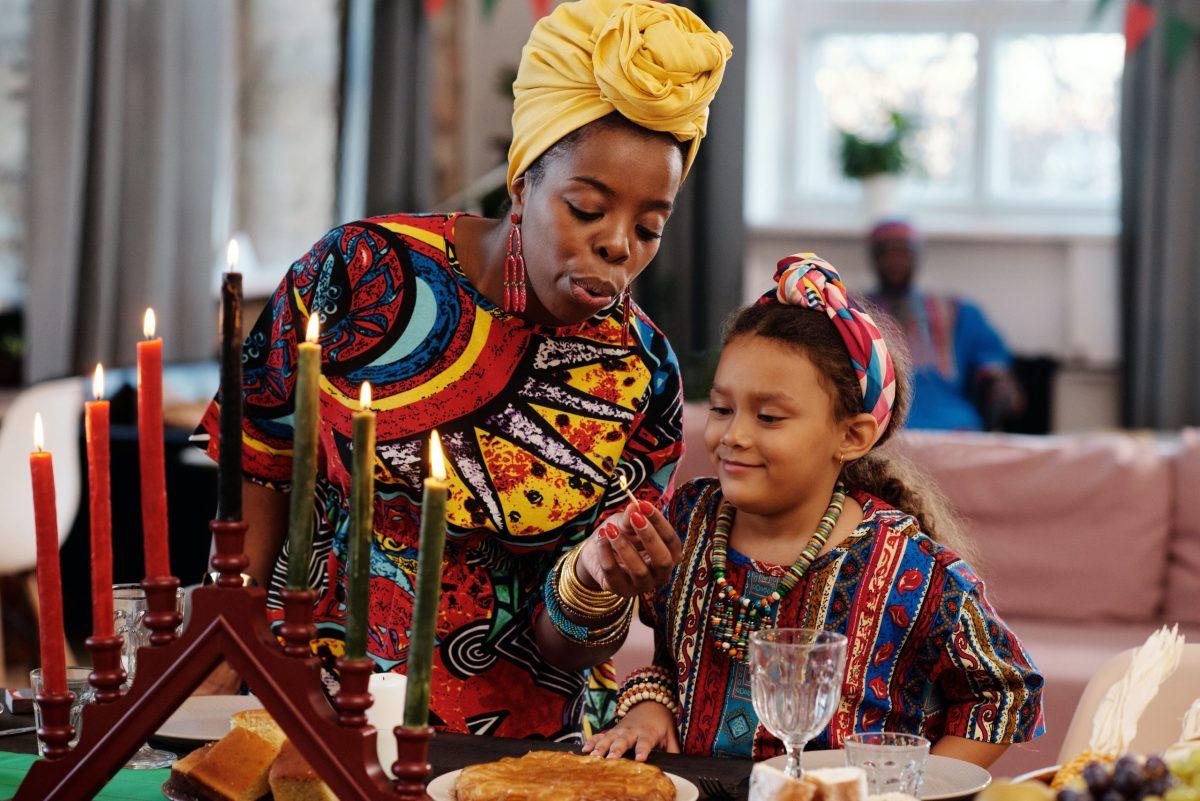 Photo+provided+by+Pexels.+Mother+and+daughter+celebrate+Kwanzaa.