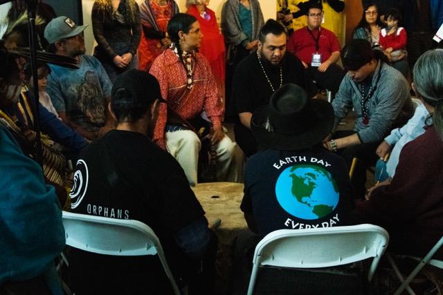 Miembros de la Comunidad Indígena en el Círculo del Tambor Sagrado. Foto por Madison Lira.
Indigenous community members in the sacred drum circle. Photo by Madison Lira. 